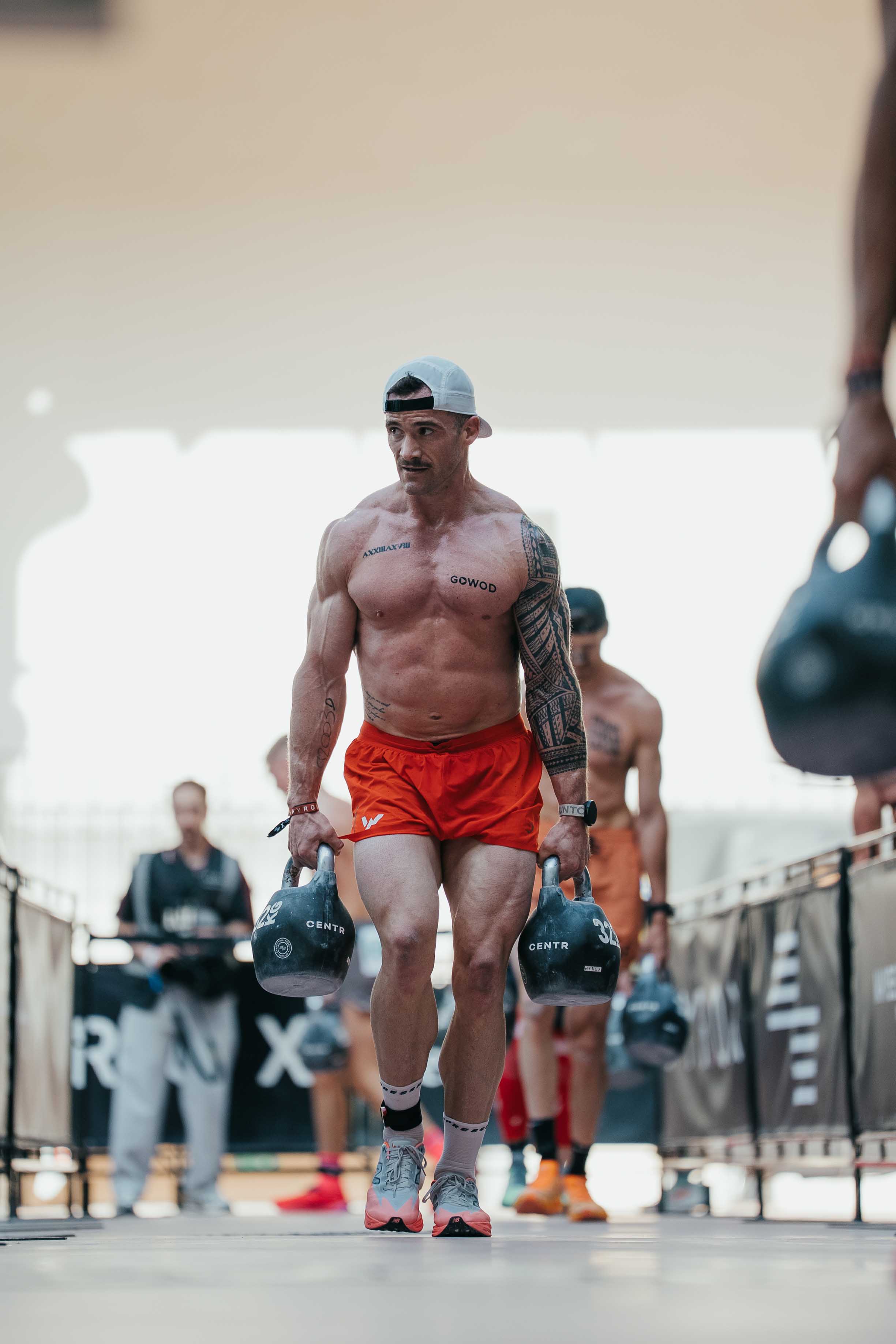 Willy Georges au farmer carry avec kettlebells en compétition