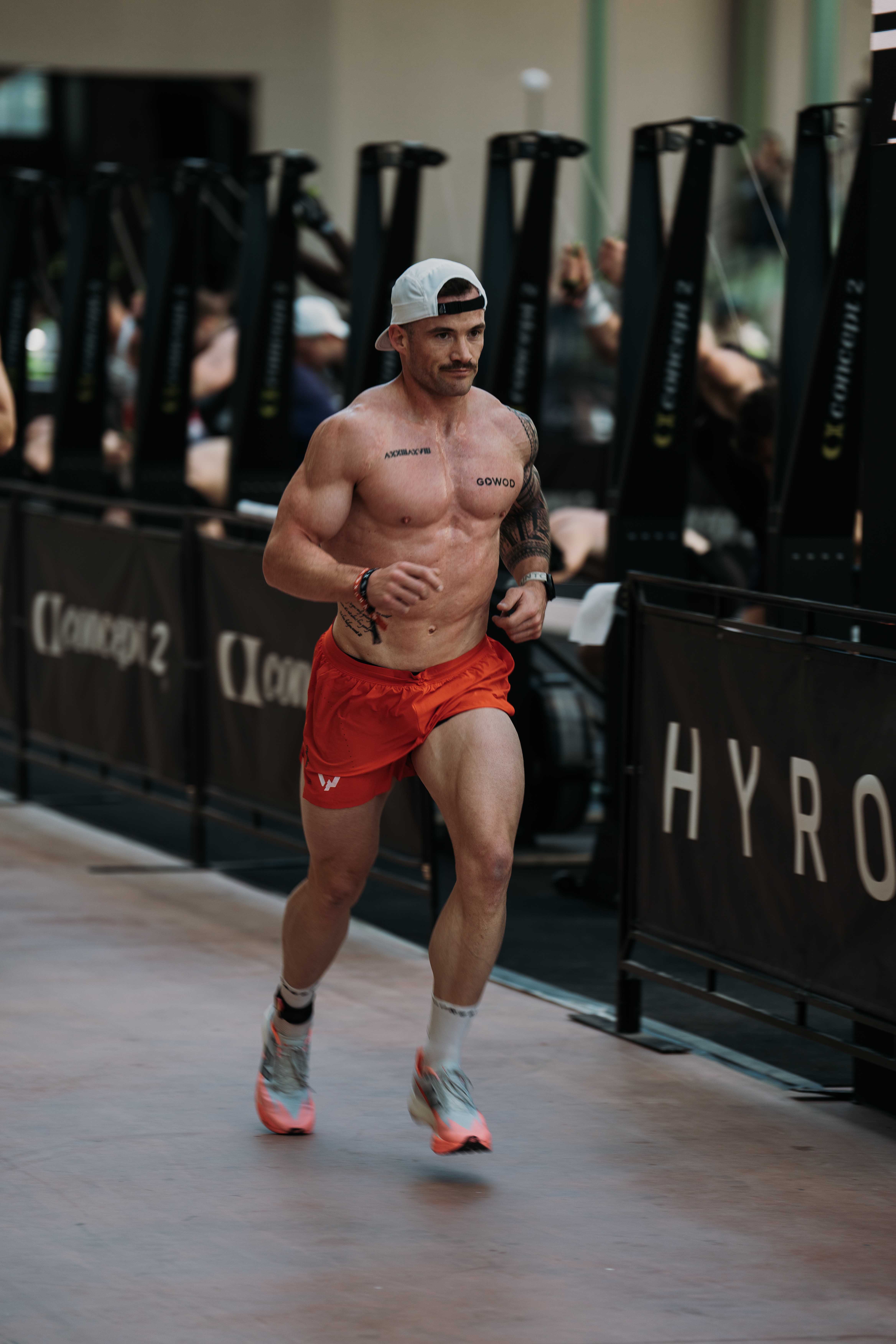 Willy Georges court entre deux stations lors d'une course HYROX